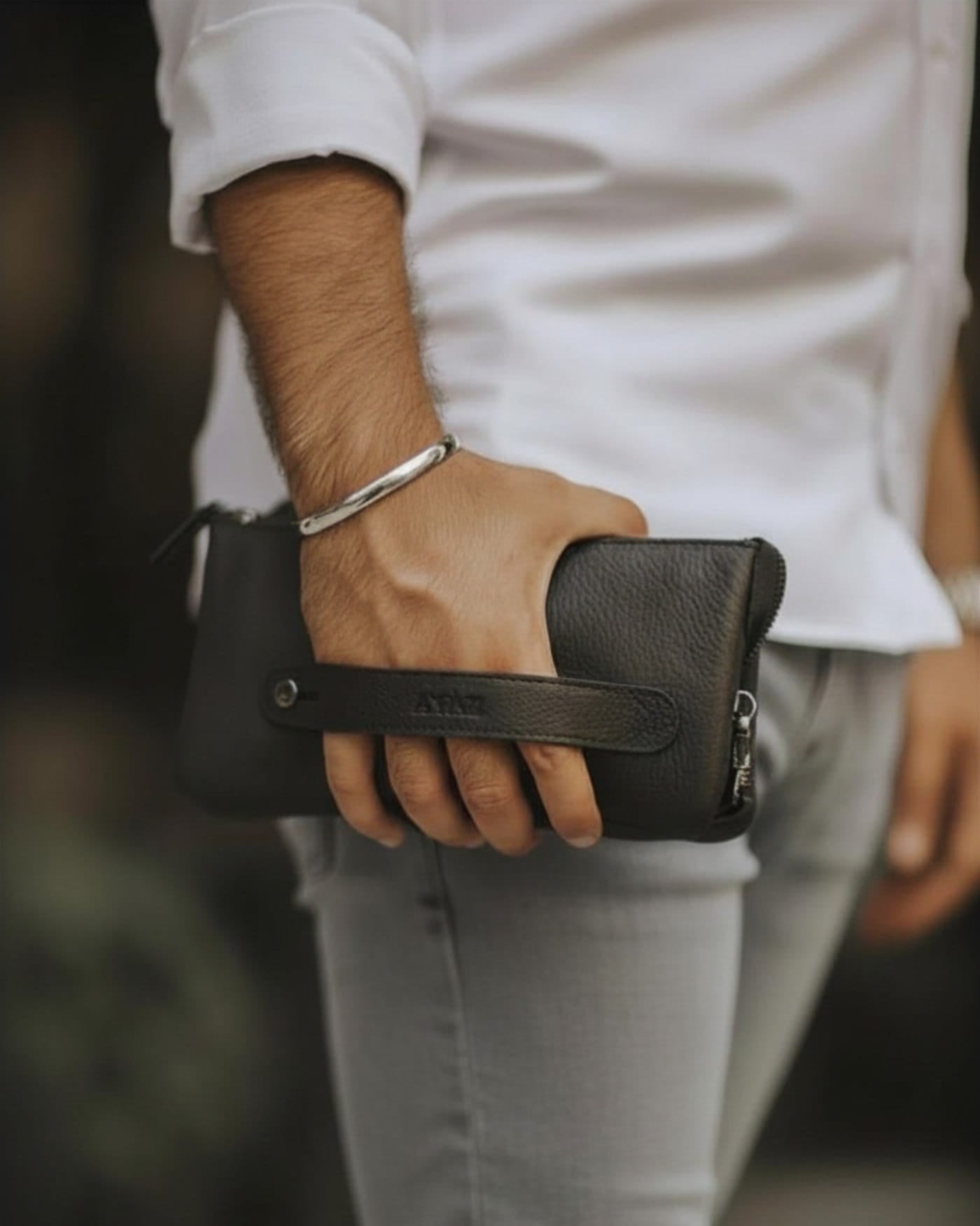 SIGNATURE POUCH
