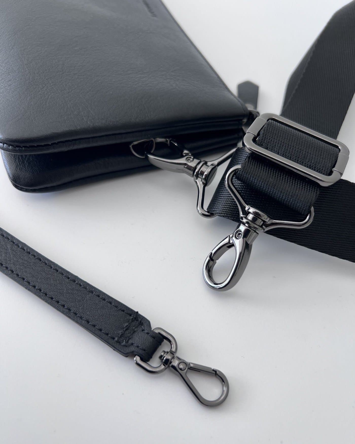 SIGNATURE POUCH SLING