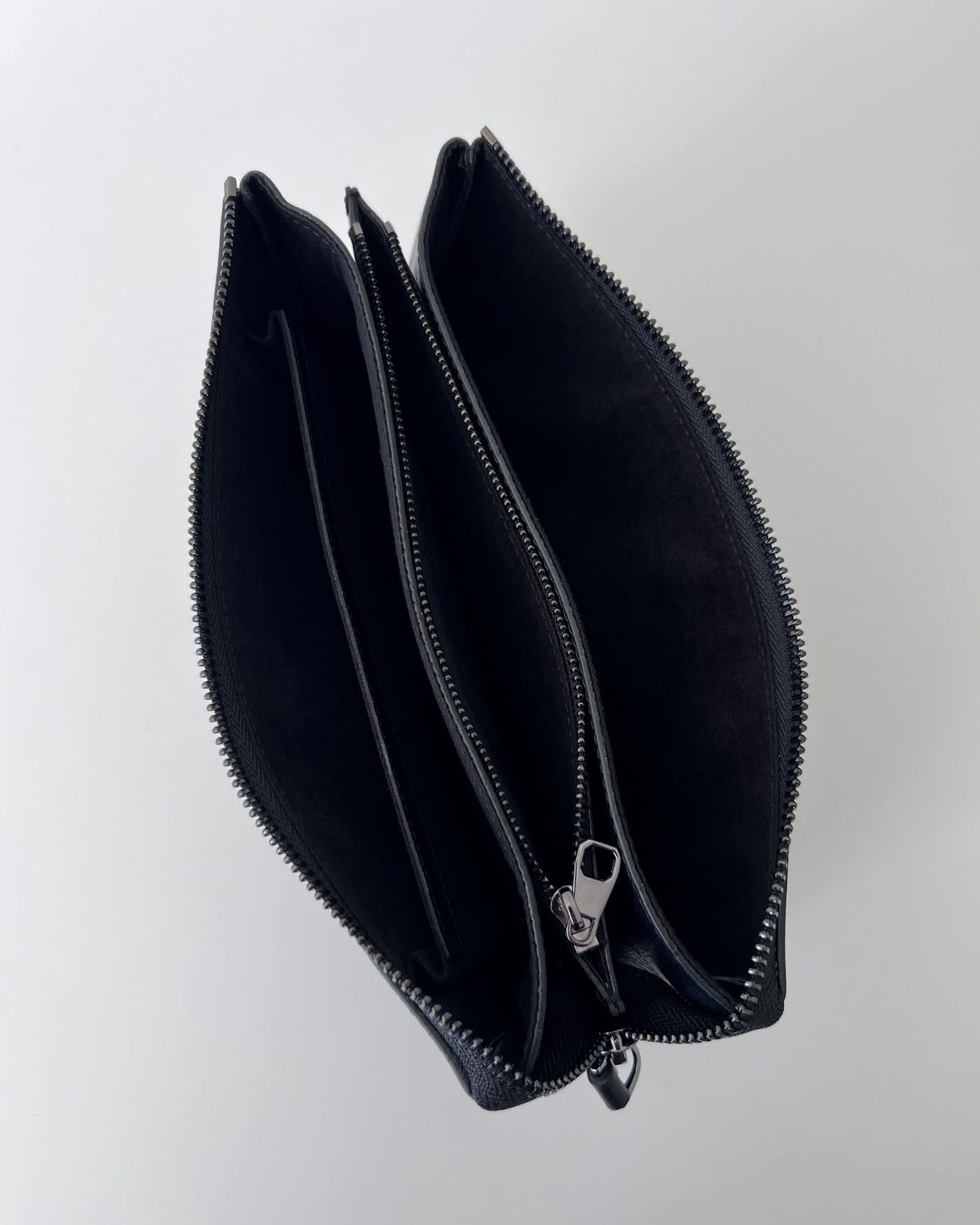 SIGNATURE POUCH SLING